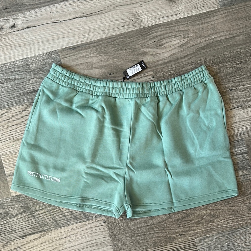 PrettyLittleThing NWT Plus sage green printed pocket sweat Shorts size 22